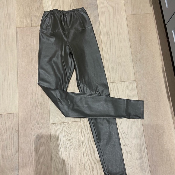 Wilfred high waisted vegan leather pants - Picture 3 of 3